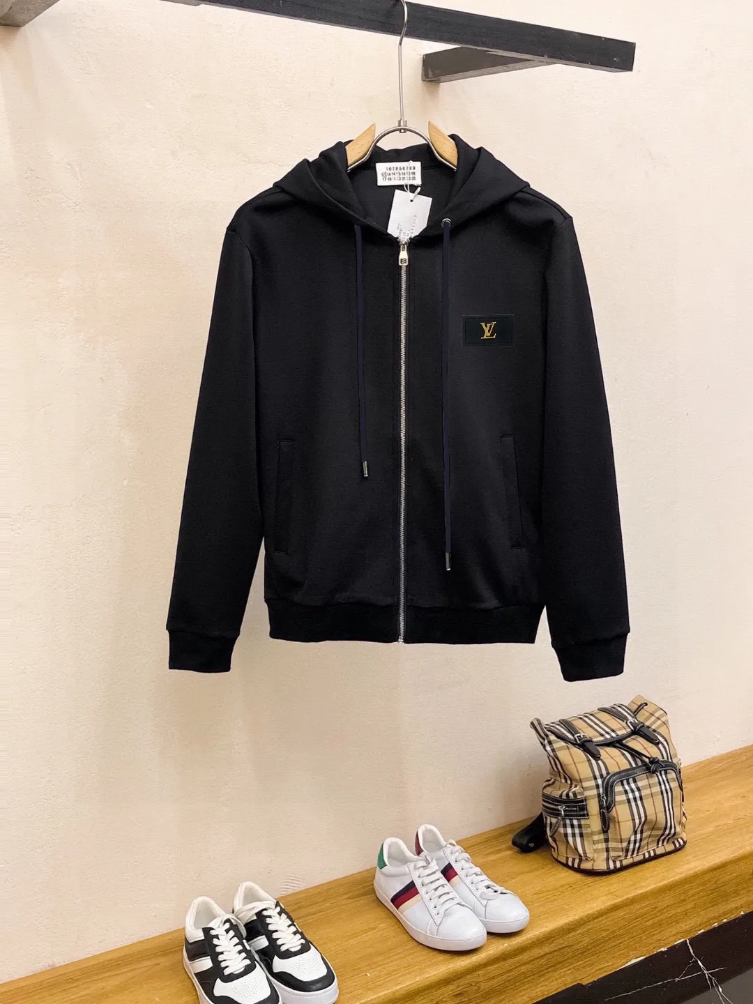 🅿️420 [LV Louis Vuitton] (Fat Man Gospel) hot-selling suit is coming. Focus on the original version of the official website. 2025 new hot-selling cardigan sweater suit. The original order is the best. 🇭🇰The meticulous work of top designers is dedicated to a fitting and perfect upper body effect. All-natural high-quality Roman cotton 100%, close-fitting comfort, noble and elegant! Original hardware embodies elegance and nobility! Counter size: M-5XL (maximum wear up to 220 pounds)
